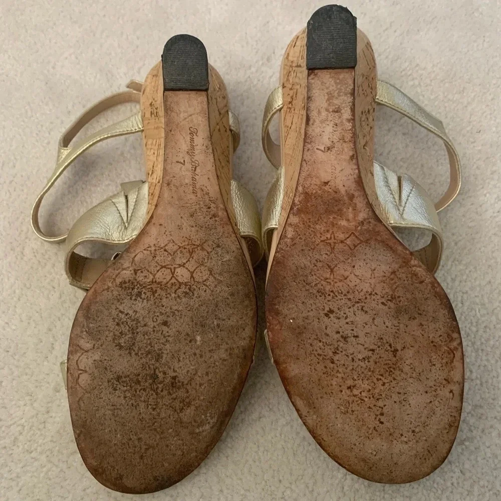 TOMMY Bahama Wedges, gold T-strap, 7